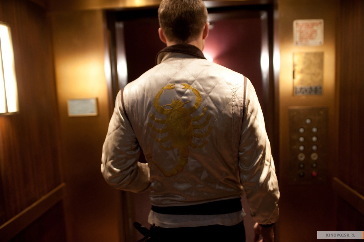 Дизайн куртки, в которой водитель ходит практически весь фильм, принадлежит самому актеру